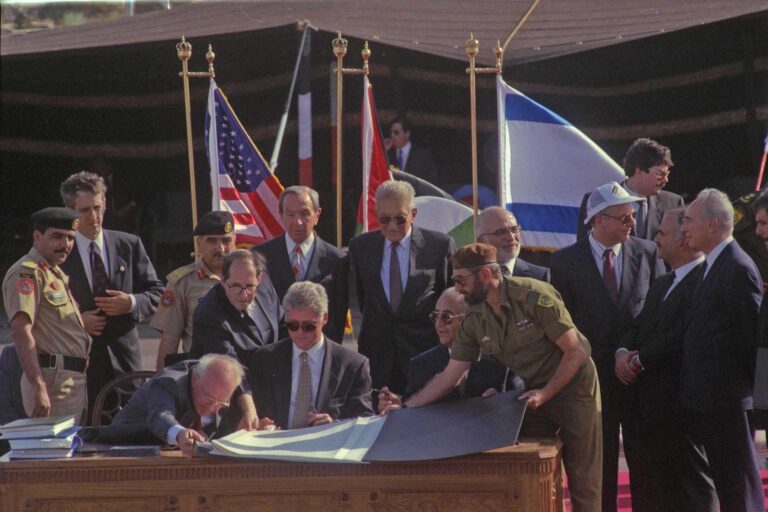 Im Oktober 1994 wurde der Friedensvertrag im Beisein des US-Präsidenten Clinton unterzeichnet.
