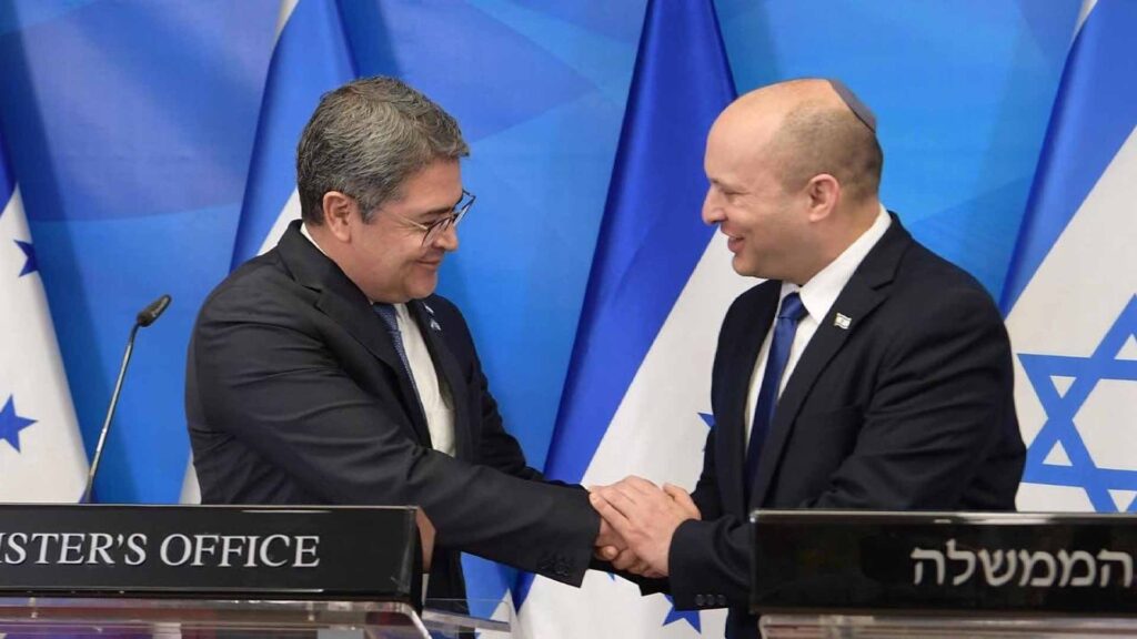 Gemeinsam weihen Premierminister Naftalie Bennett und der honduranische Präsident Juan Orlando Hernández (l.) die Botschaft in Jerusalem ein