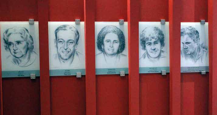 Fünf Israelis kamen in Entebbe ums Leben – ganz rechts hängt das Porträt von Jonathan Netanjahu